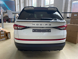 Ресничка между задних фонарей для Skoda Kodiaq (2016-2024) Черный глянец