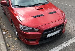 Средняя вставка между передними клыками широкая текстурный пластик Mitsubishi Lancer X (2007-2016)