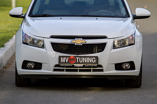 Крашеный комплект. Реснички на фары Chevrolet Cruze var №1 фигурные (2008-2014) Цвет Белый GAZ(40R)+ УСТАНОВОЧНЫЙ КОМПЛЕКТ
