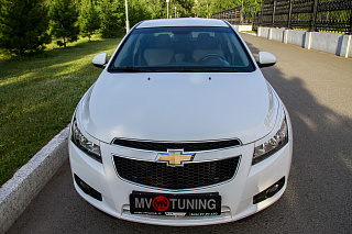 Крашеный комплект. Реснички на фары Chevrolet Cruze var №1 фигурные (2008-2014) Цвет Белый GAZ(40R)+ УСТАНОВОЧНЫЙ КОМПЛЕКТ