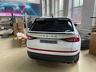 Ресничка между задних фонарей для Skoda Kodiaq (2016-2024) Черный глянец